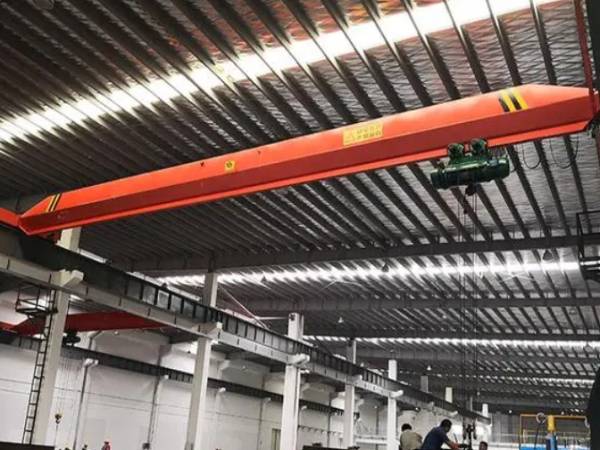 單梁起重機遙控器的工作電壓如何確定，對接線有何影響？